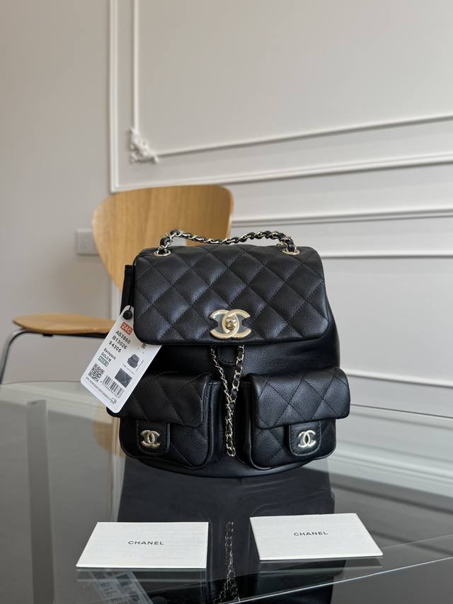 实拍现货 24C超级火爆的胎牛皮双背包 实物非常小 跟老款Duma差不多大小 无疑还是溢价款 很难买 上身非常好搭配 很耐看 咋家这质量绝绝子 跟正品放在一起你