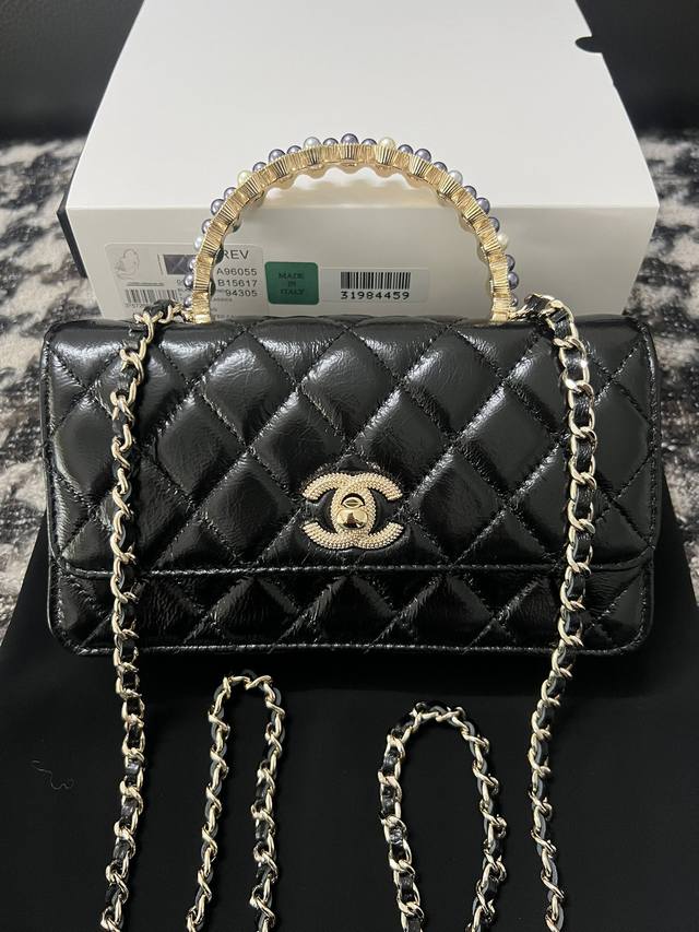 香家24P珍珠手柄系列太优雅,真心把包包做成精致奢华的饰品一样,包包流畅的线条简约又不失格调~复古小牛皮搭配镶嵌满了颜色不一的珍珠装饰手柄,增添一丝奢华质感,只 香家24P珍珠手柄系列太优雅,真心把包包做成精致奢华的饰品一样,包包流畅的线条简约又不失格调~复古小牛皮搭配镶嵌满了颜色不一的珍珠装饰手柄,增添一丝奢华质感,只