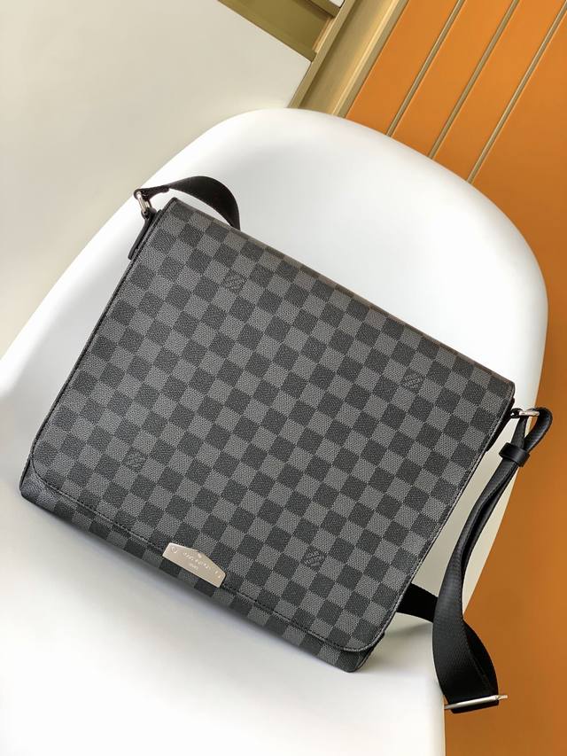 顶级原单N40350新款 District 新款 District 中号邮差包延续雅致细节、轻盈质感和充裕空间，成就日常生活中功能与潮流的兼备之选详细特征31