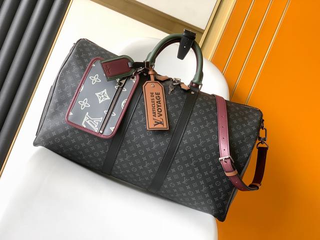 M56855老花小字 M56856黑花小字 顶级原单 Keepall Bandouliere 旅行袋Patchwork 拼贴主题融入此款旅行袋，以潮流视角塑就多