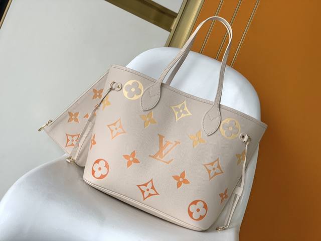 M46516香草黄 M46514蔚蓝色 顶级原单本款 Neverfull 中号手袋以 Monogram Empreinte 皮革传递柔婉韵致，其上点缀渐变色彩大