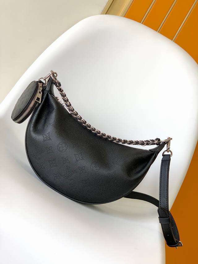 M22819黑色 M22820 灰色 顶级原单 Baia 小号手袋取材柔软垂坠的镂花穿孔牛皮革，以舒适贴身的半月形轮廓加入 Mahina 系列。皮革和金属编织手