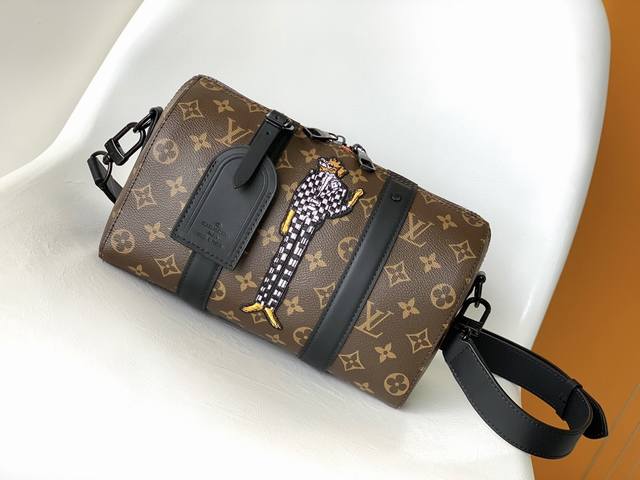 顶级原单M45652 老花 公仔玩偶系列 年春夏男装秀款 不顺应传统的审美，打破设计局限，Zoooom With Friends 现身包袋。释放少年顽皮天性，创