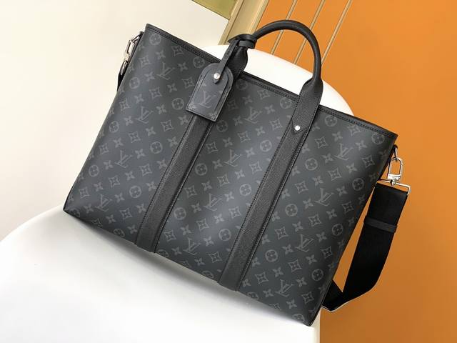 顶级原单M30937 本款 Weekend Tote 手袋取材 Monogram 帆布和 Taga 皮革，以皮革侧带和可拆卸名牌再度提升品牌辨识度。手柄和可拆卸
