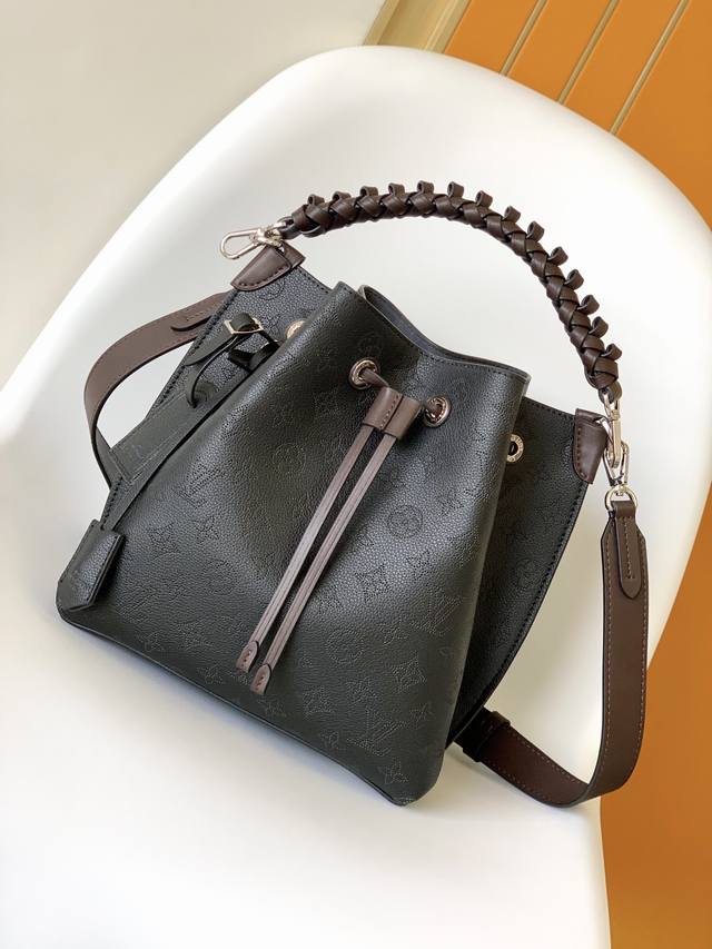 M55800黑色 M55801奶白M55799杏色顶级原单 Muria 水桶包取材镂花穿孔牛皮革,表面浮现 Monogram 图案。搭配编织手柄与长皮革肩带,无 M55800黑色 M55801奶白M55799杏色顶级原单 Muria 水桶包取材镂花穿孔牛皮革,表面浮现 Monogram 图案。搭配编织手柄与长皮革肩带,无