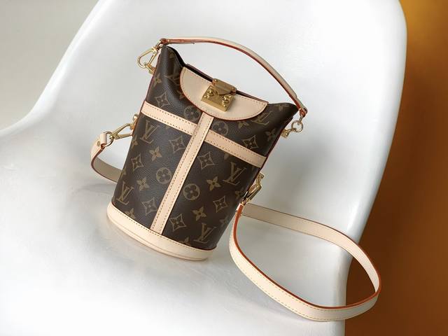 M43587 顶级原单2018 春夏系列中备受钟爱的 Duffle 手袋出自女装艺术总监 Nicolas GhesquièRe 之手。由柔软的 Monogram