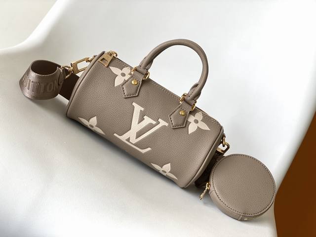 顶级原单M46031杏色M45980黑色经典 Papillon 手袋系列推出玲珑 Bb 尺寸。Monogram Empreinte 皮革铺陈醒目压纹，搭配同款零