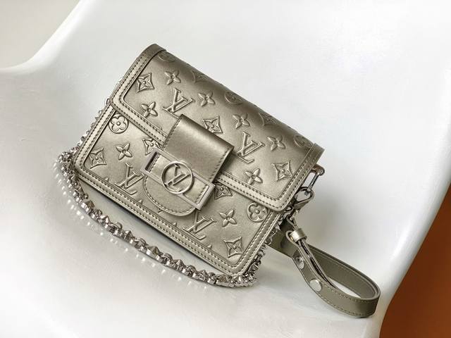 调价 ￥M21740 顶级原单 Cruise 早春秀场揭开 Monogram 系列的神秘面纱。此款 Dauphine 迷你手袋取材牛皮革，以微妙金属莹泽烘托 M