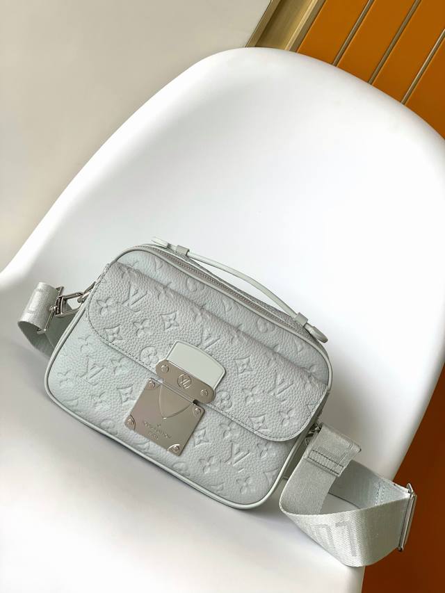 顶级原单 新款 M23152灰色全皮压花邮差包系列 本款 S Lock 邮差包由柔软 Taurillon 皮革制成，选用优雅的黑色色调，点缀品牌传统的 Mono