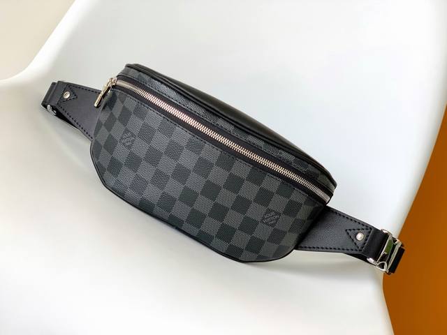 顶级原单 N40298 Campus 腰包 以 Damier Graphite 涂层帆布塑造紧凑构型，黑格黑皮男士腰包胸包 主隔层之外的拉链后袋亦可容纳手机。无