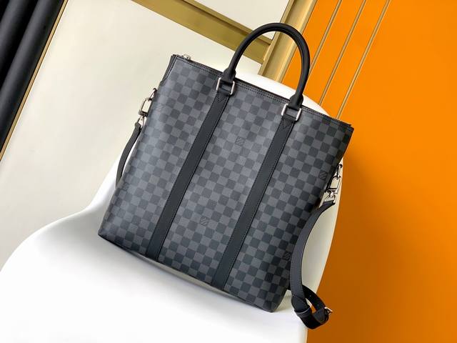 顶级原单 实拍N40000 Anton Tote手袋， 兼具优雅风格与商务气质，此款Anton Tote手袋于利落简约的外观设计之中暗藏多个实用口袋与隔层。配有