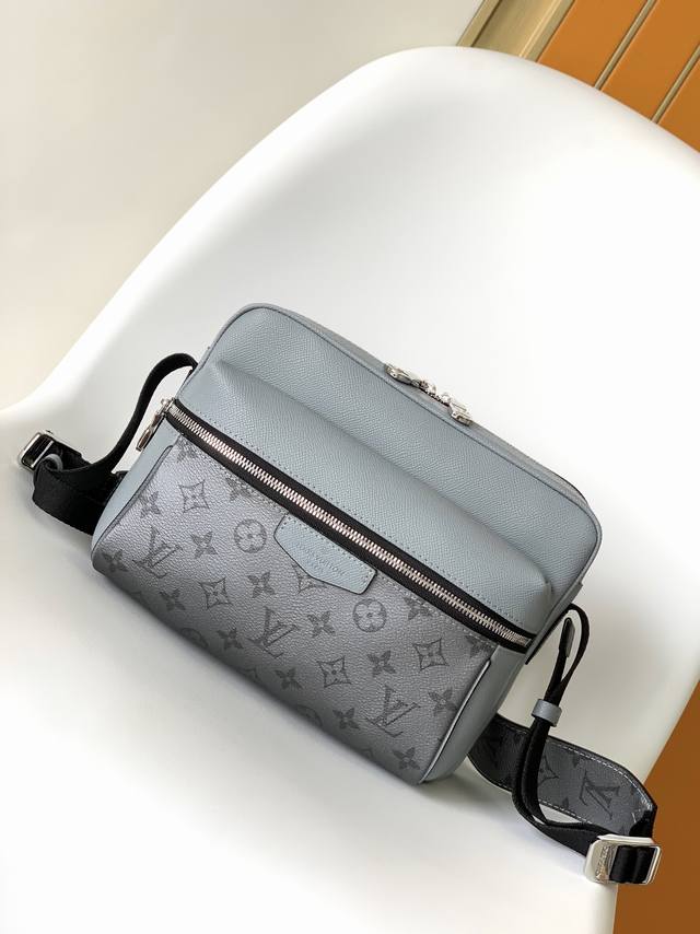 顶级原单Lu Outdoor 邮差包M30830银色 M30242蓝 30233黑 以Taga皮革与Monogram帆布的交融迎接年春夏，为Outdoor邮差包