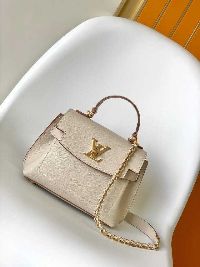 M23075 M20997黑 M21502灰本款 Lockme Ever 迷你手袋从路易威登家族宅邸采撷典雅色调，为粒面牛皮革点缀抛光金属件。编织链条方便肩背和