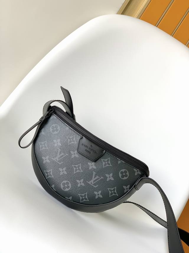 M23835 顶级原单 本款 Lv Moon Crossbody 手袋以 Monogram Eclipse 涂层帆布搭配皮革饰边和肩带，考究俊逸气息不言而喻。半