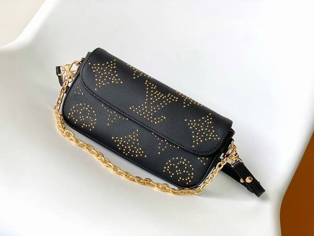 M82653 顶级原单 本款 Wallet On Chain Ivy 手袋取材粒面牛皮革，以小巧耀目饰钉构筑 Monogram 图案，从容出席昼夜场合。链带与可