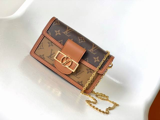 M68746 独家原单此款 Dauphine 链条包以 Monogram 和 Monogram Reverse 两式帆布的融合凝聚 Dauphine 系列的标志