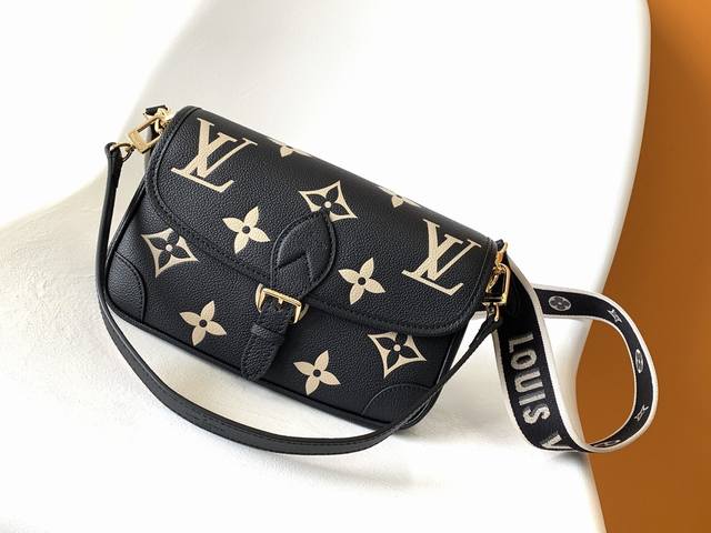 M46583灰色 M46584黑色 顶级原单本款 Diane 手袋取材路易威登经典 Monogram Empreinte 压纹皮革，将品牌标识织入可拆卸宽幅提花