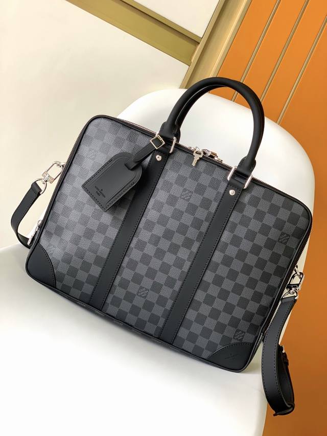 N40485 顶级原单 Voyage 大号公文包在经典 Attaché 公文包之上实现空间升级。Damier Graphite 帆布包身结合牛皮革饰边，搭配加固