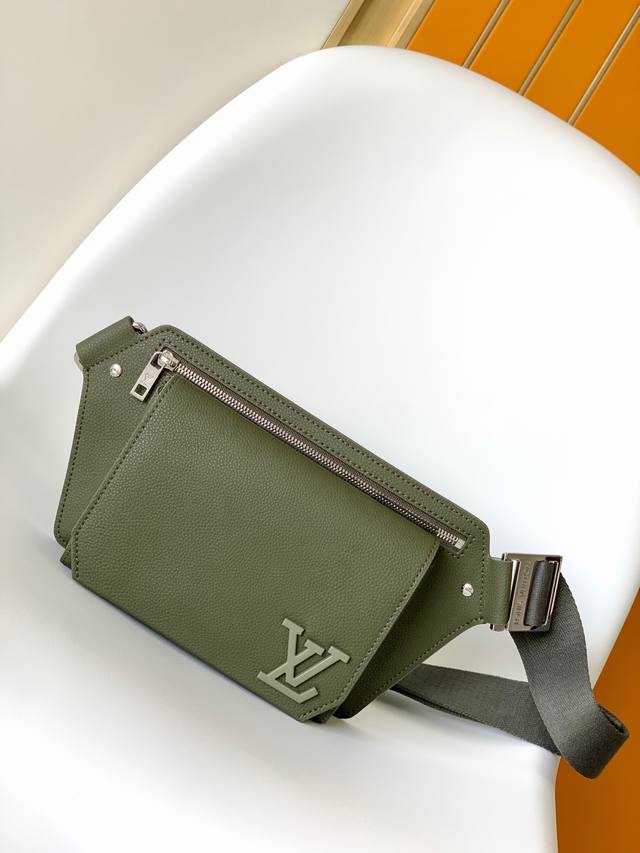 M57081黑色 M21364蓝色 M21364灰绿色独家原单 全新 Lv Aerogram 单肩包以细腻粒面牛皮革塑造极简设计，令潮流人士解放双手，搭配金属