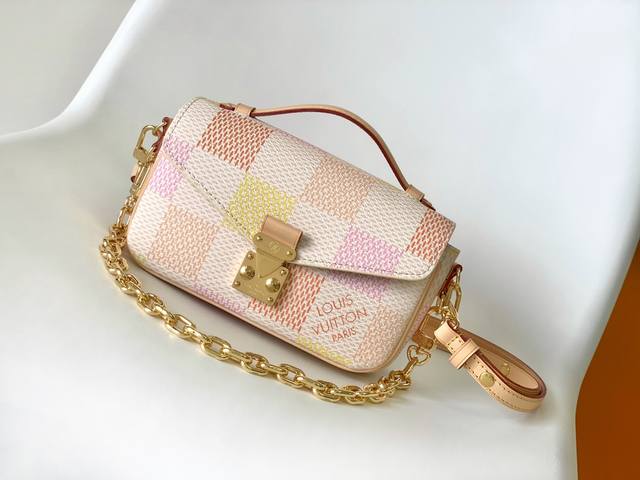 N40749 顶级原单 本款 Pochette MéTis East West 手袋出自 Damierlicious 系列，为 Damier Giant 帆布浸