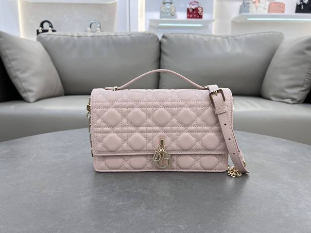 顶级原单Miss Dior 手提包 胭脂粉羊皮革藤格纹 这款 Miss Dior 手提包是二零二四早春系列的新品，优雅实用。采用胭脂粉羊皮革精心制作，饰以藤格纹