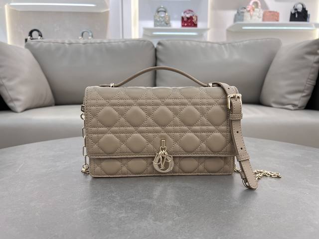 顶级原单Miss Dior 手提包 饼干色羊皮革藤格纹 这款 Miss Dior 手提包是二零二四早春系列的新品，优雅实用。采用饼干色羊皮革精心制作，饰以藤格纹
