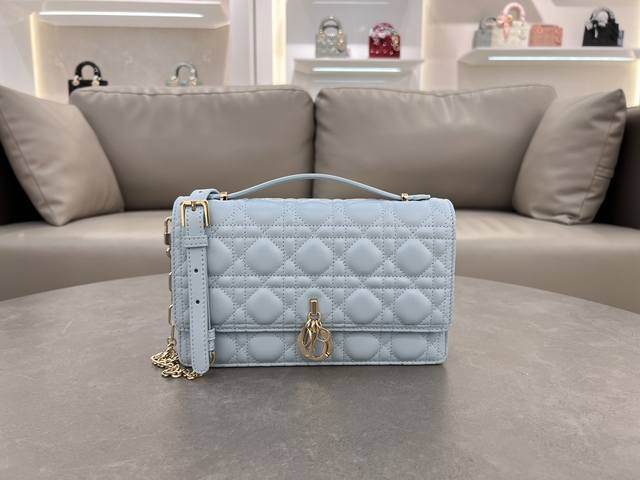 顶级原单Miss Dior 手提包 太空蓝羊皮革藤格纹 这款 Miss Dior 手提包是二零二四早春系列的新品，优雅实用。采用太空蓝羊皮革精心制作，饰以藤格纹