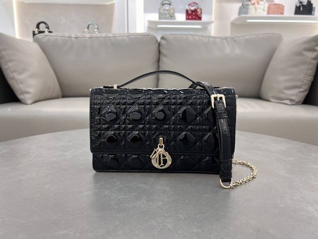 顶级原单Miss Dior 手提包 黑色漆皮革藤格纹 这款 Miss Dior 手提包是二零二四早春系列的新品,优雅实用。采用黑色漆皮革精心制作,饰以藤格纹缉面 顶级原单Miss Dior 手提包 黑色漆皮革藤格纹 这款 Miss Dior 手提包是二零二四早春系列的新品,优雅实用。采用黑色漆皮革精心制作,饰以藤格纹缉面