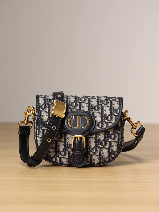 真正的原厂货，Zp级 正品级品质，我们确保所有材料，五金，车线，油边都达到正品百分百的原材料 小号 Dior Bobby 手袋 蓝色 Oblique 印花 这款