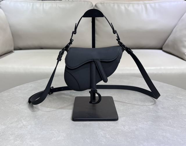 顶级原单磨砂黑色小号 配肩带 经典马鞍包王者中的王者，地位不可撼动，席卷了整个时尚圈今年依旧火爆啊这次新发售款推出自配备的细长肩带了！重点还是可拆卸可调节长度，