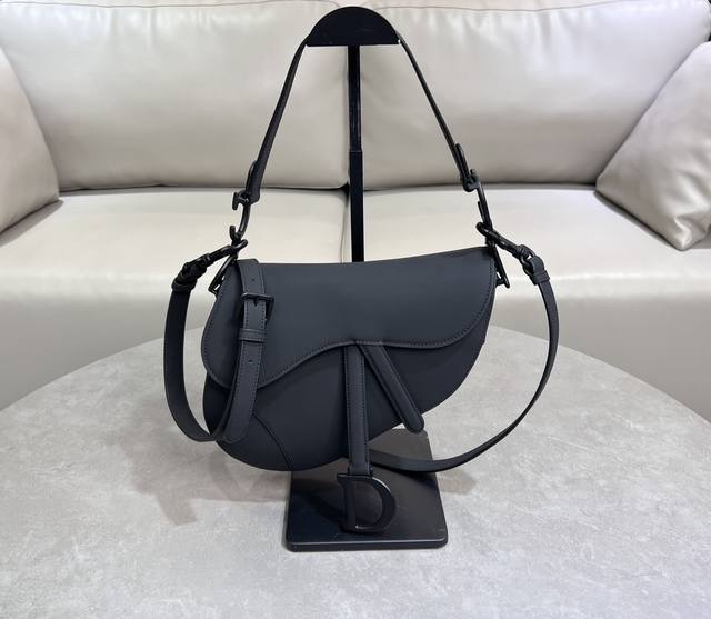 顶级原单磨砂黑色大号 配肩带 经典马鞍包王者中的王者，地位不可撼动席卷了整个时尚圈今年依旧火爆啊这次新发售款推出自配备的细长肩带了！重点还是可拆卸可调节长度，爱