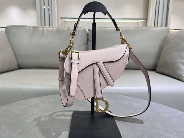 顶级原单胭脂粉小号 配肩带 经典马鞍包王者中的王者，地位不可撼动，席卷了整个时尚圈今年依旧火爆啊这次新发售款推出自配备的细长肩带了！重点还是可拆卸可调节长度，爱