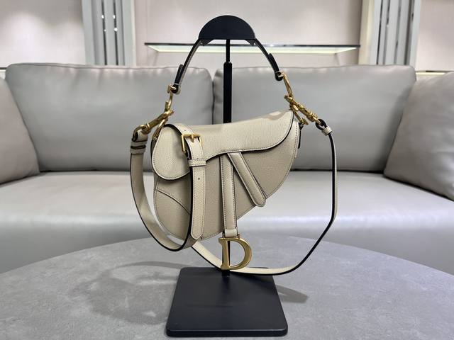 顶级原单杏色小号 配肩带 经典马鞍包王者中的王者，地位不可撼动，席卷了整个时尚圈今年依旧火爆啊这次新发售款推出自配备的细长肩带了！重点还是可拆卸可调节长度，爱惨