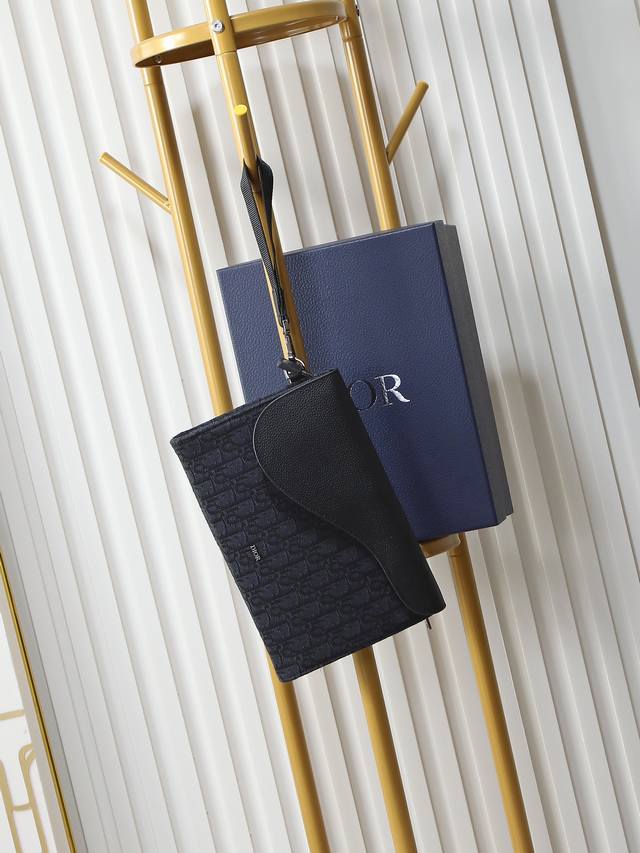 顶级原单市场最高版本，欢迎对比 马鞍 A5 三角手拿包 黑色 Oblique 印花面料和黑色粒面牛皮革 编号: 2Adca540Yks_H03E 这款 A5 三