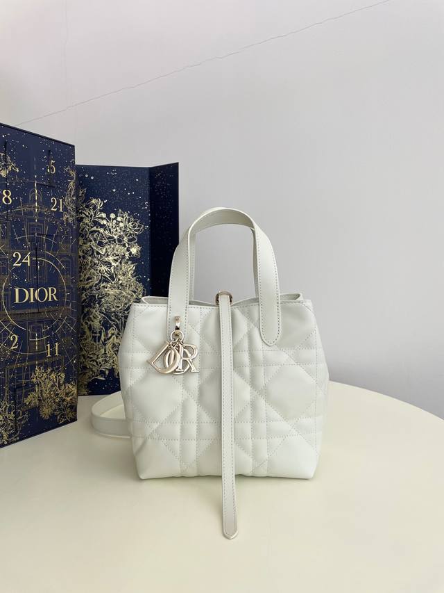 小号白色现货 Toujours竖版系列小号,专属菜篮子,有点太美了,高颜值包包,轻松拿捏高级感,超大菱格的设计,搭配经典的字母配饰,摩登时尚感十足,包身结构十分 小号白色现货 Toujours竖版系列小号,专属菜篮子,有点太美了,高颜值包包,轻松拿捏高级感,超大菱格的设计,搭配经典的字母配饰,摩登时尚感十足,包身结构十分