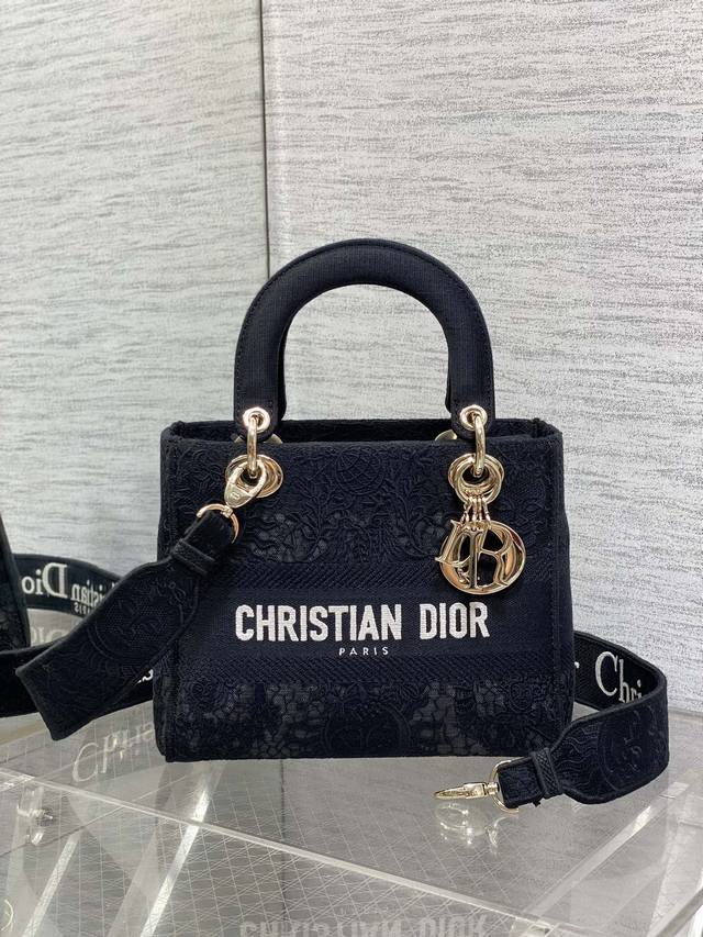 Lady蕾丝刺绣太阳神系列♀,精美的刺绣,经典的设计,让整个包非常亮眼,大容量的设计 ,凹造型神器,时尚精必入款,超级复古的,容量也是妥妥的,各种杂物往里面丢就 Lady蕾丝刺绣太阳神系列♀,精美的刺绣,经典的设计,让整个包非常亮眼,大容量的设计 ,凹造型神器,时尚精必入款,超级复古的,容量也是妥妥的,各种杂物往里面丢就