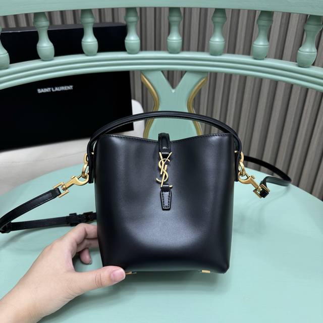 全套包装！ Le37迷你水桶包，硬挺有型。整个包身用高级质感的小牛皮材质，风格依旧是Y家简单又自带酷飒的设计，迷你小水桶更是小小惹人爱，可斜挎可手提可单肩！型号