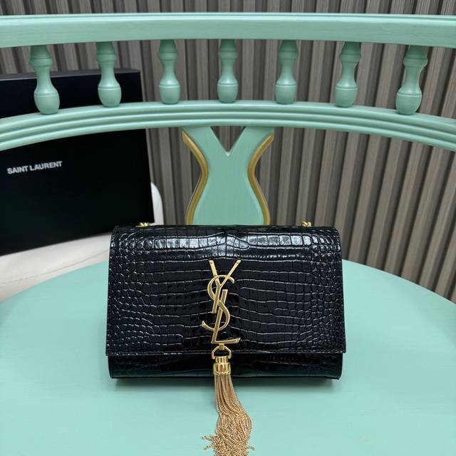 全套包装!Kate小号小鳄鱼纹流苏包,经典的款式搭配牛皮压鳄鱼纹,非常亮眼。流苏的设计给这款包包增加了柔软的元素,更显女人味。经典款,一年四季都实用!型号:47 全套包装!Kate小号小鳄鱼纹流苏包,经典的款式搭配牛皮压鳄鱼纹,非常亮眼。流苏的设计给这款包包增加了柔软的元素,更显女人味。经典款,一年四季都实用!型号:47