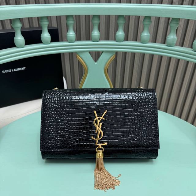 全套包装！Kate中号小鳄鱼纹流苏包，经典的款式搭配牛皮压鳄鱼纹，非常亮眼。流苏的设计给这款包包增加了柔软的元素，更显女人味。经典款，一年四季都实用！型号:37