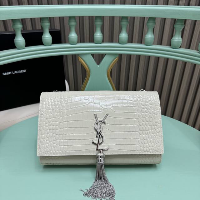 全套包装！Kate中号小鳄鱼纹流苏包，经典的款式搭配牛皮压鳄鱼纹，非常亮眼。流苏的设计给这款包包增加了柔软的元素，更显女人味。经典款，一年四季都实用！型号:37