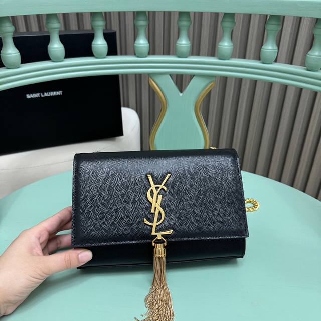 全套包装！Kate小号链条包，采用顶级进口头层鱼子酱牛皮，非常耐磨原版开模定制五金，经典百搭，永不过时款式。型号377628球纹，尺寸：20 14.5 4.5C