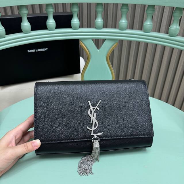 全套包装!Kate中号链条包,采用顶级进口头层鱼子酱牛皮,非常耐磨原版开模定制五金,经典百搭,永不过时款式。型号377829球纹,尺寸:24Cm 14.5 5. 全套包装!Kate中号链条包,采用顶级进口头层鱼子酱牛皮,非常耐磨原版开模定制五金,经典百搭,永不过时款式。型号377829球纹,尺寸:24Cm 14.5 5.