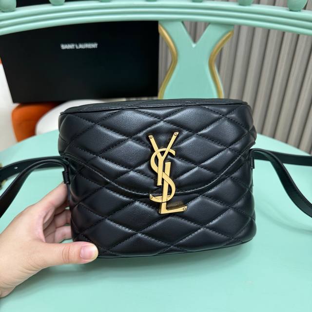 全套包装！ Junebox小羊皮材质，让包包自重更加轻巧。经典精致的设计风格，创意定型的盒子形，肩带可调节，斜挎随性，搭配独特的开关扣，时尚感满满。型号:710