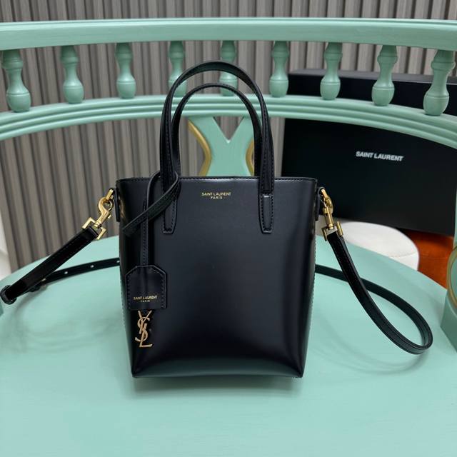 全套包装！ 迷你托特包，小巧玲珑。光面小牛皮，简约设计风格低调大方。手提斜挎都支持，轻松应对日常场合。型号:773995，Size：18-17-8Cm！