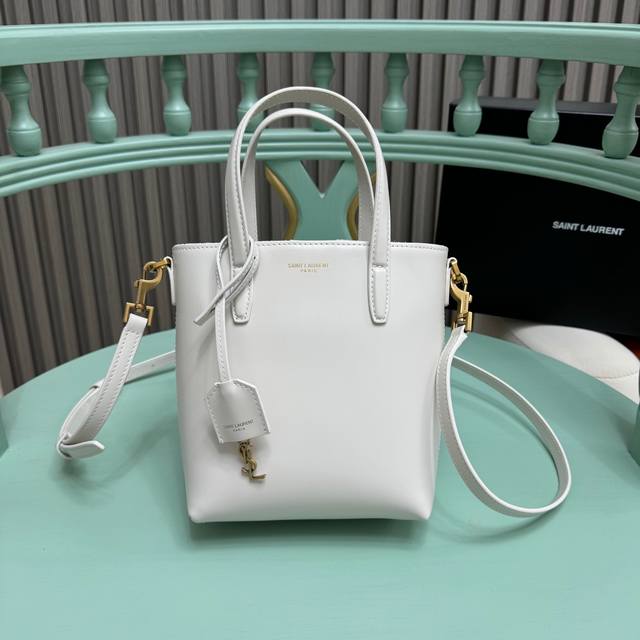 全套包装！ 迷你托特包，小巧玲珑。光面小牛皮，简约设计风格低调大方。手提斜挎都支持，轻松应对日常场合。型号:773995，Size：18-17-8Cm！