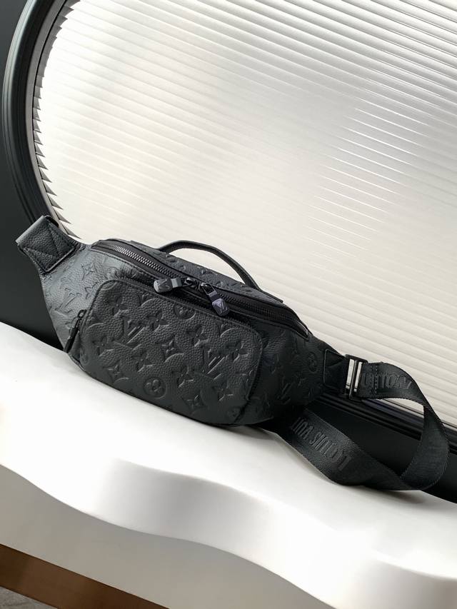 动态变码芯片 顶级原单加强版 M47058 头层牛皮，黑色压花胸包Rush 腰包取材柔软 Monogram Shadow 牛皮革，先后以压印和印花工艺描绘 Mo