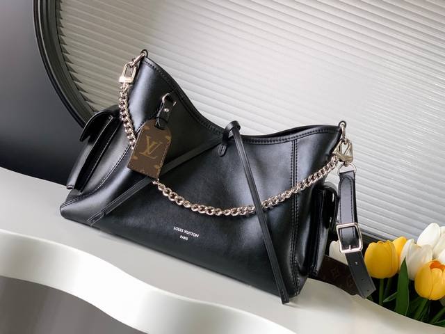 动态变码芯片 顶级原单加强版 M24861 本款 Carryall Cargo 小号手袋以柔软羊皮革呈现时尚微皱效果，并为深邃背景搭配抛光金属件与慵懒构型，成就