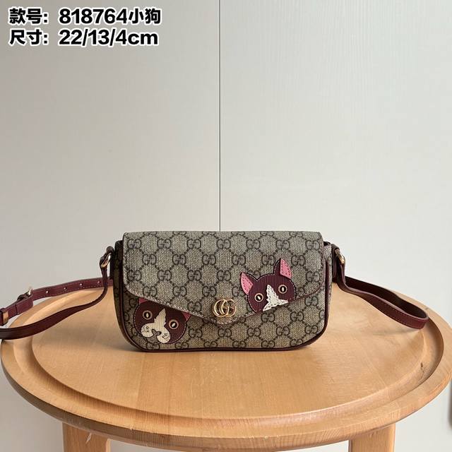 实拍# 型号：818764信封包 尺寸：13X22X4Cm 被小红书刷屏的信封包真的太实用了 日常出门背 放2部手机和补妆用品都不在话下 最重要很轻便 自重轻～