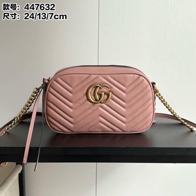 升级版实拍# 型号：447632裸粉 尺寸：24*13*7 Gg Marmont New Disco Bag Ins又一大热门，网红潮人们街拍出镜率超高 款式简