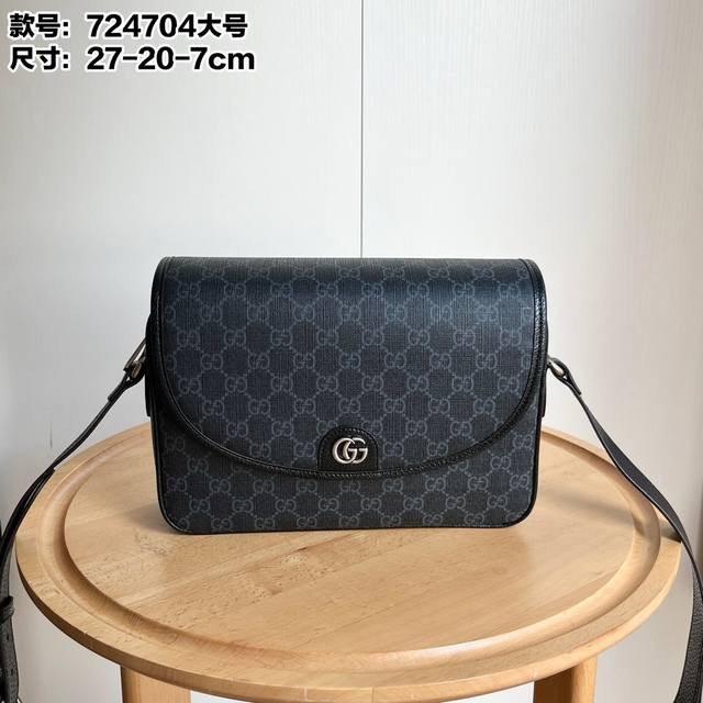 实拍# 型号:724704 尺寸:27X20X7Cm Ophidia系列迷你Gg肩背包,通过别具一格的全新方式焕新演绎。金属孔眼和铆钉设计不仅是对传统造型的诠释 实拍# 型号:724704 尺寸:27X20X7Cm Ophidia系列迷你Gg肩背包,通过别具一格的全新方式焕新演绎。金属孔眼和铆钉设计不仅是对传统造型的诠释